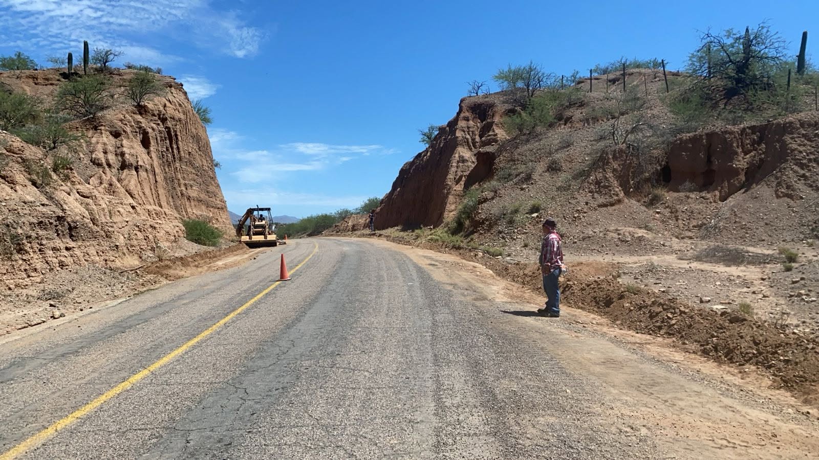 TRABAJOS DE LIMPIEZA Y MANTENIMIENTO EN LA CARRETERA MAGDALENA–CUCURPE